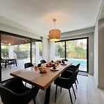 Premium With Pool By Homing