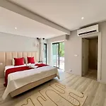 Premium With Pool By Homing Villa